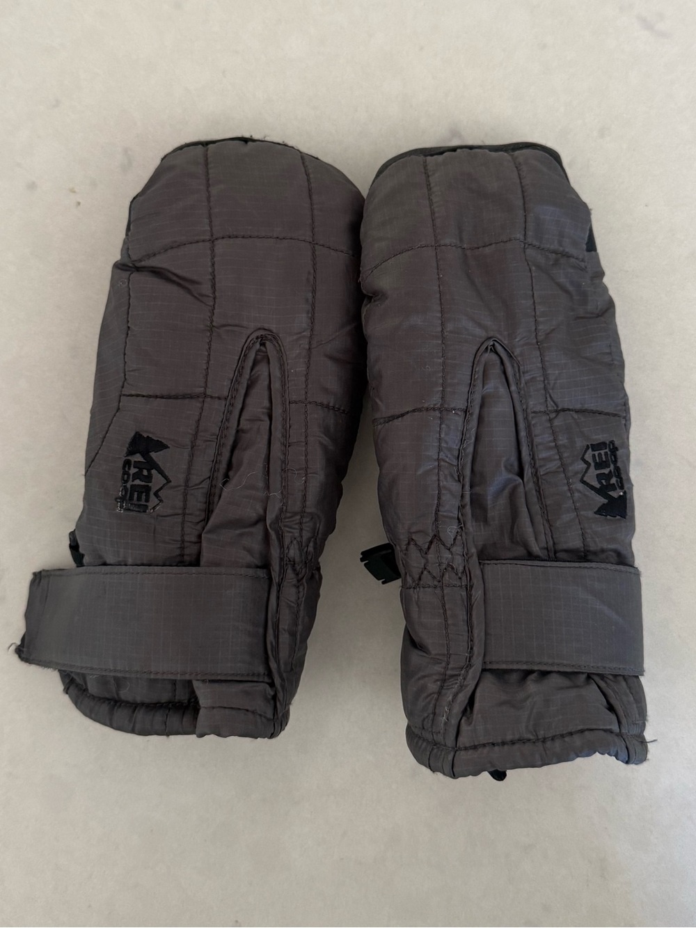REI Kids Charcoal Gray Insulated Mittens with Wrist Strap